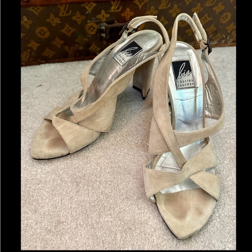 VINTAGE 1990s CHARLES JOURDAN SANDALS SHOES BEIGE SUEDE LEATHER CHUNKY HEELS 7.5